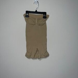 SKIMS SEAMLESS SCULPT STRAPLESS SHORTIE BODYSUIT CLAY SMALL